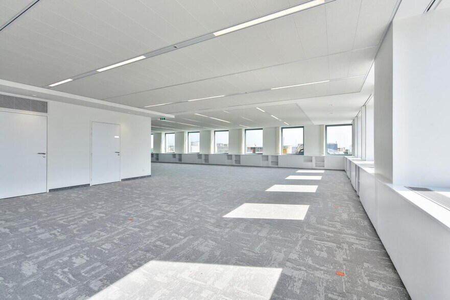2 Rue Stephenson, Montigny-le-Bretonneux à louer - Photo du bâtiment - Image 3 de 9