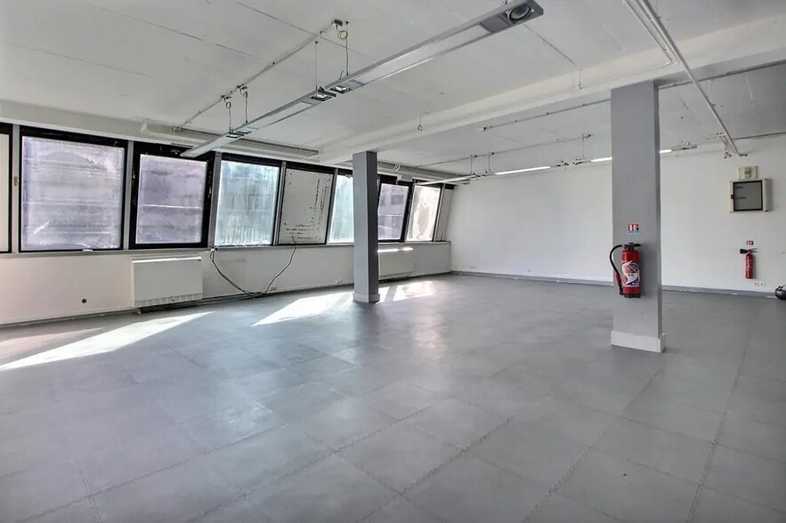 32 Bis Rue De Paradis, Paris for lease - Building Photo - Image 2 of 9