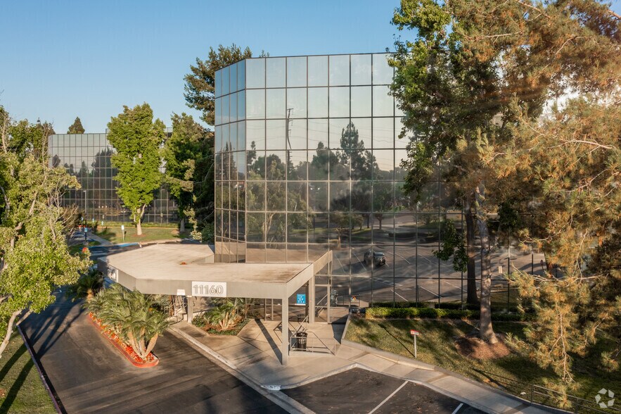 11160 Warner Ave, Fountain Valley, CA à louer - Photo du bâtiment - Image 2 de 4