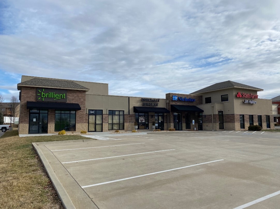 1221-1241 NE Douglas St, Lee's Summit, MO for lease Building Photo- Image 1 of 2