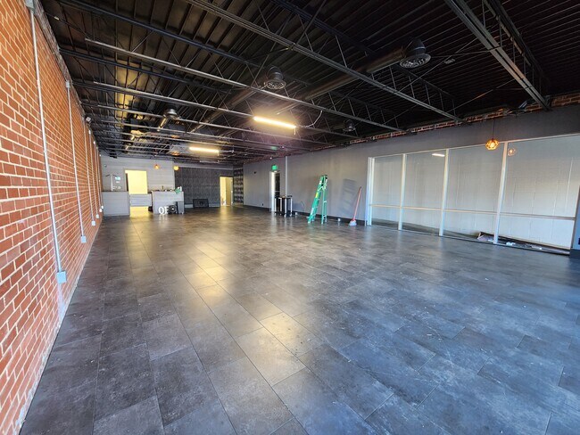 Plus de détails pour 521 S Glenstone Ave, Springfield, MO - Commerce de détail à louer