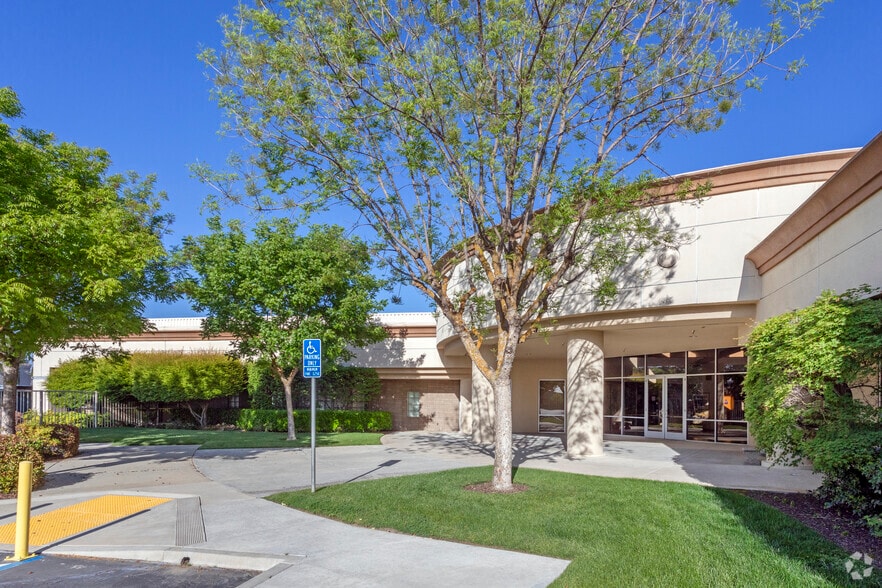 7576 N Ingram Ave, Fresno, CA for lease - Building Photo - Image 1 of 3