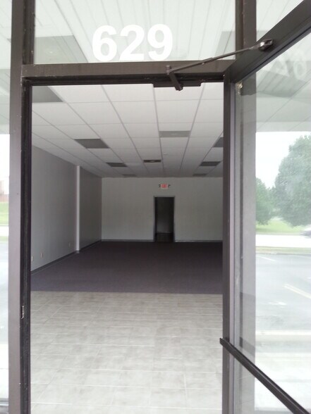 625-635 Salt Lick Rd, Saint Peters, MO à louer - Photo du bâtiment - Image 2 de 5