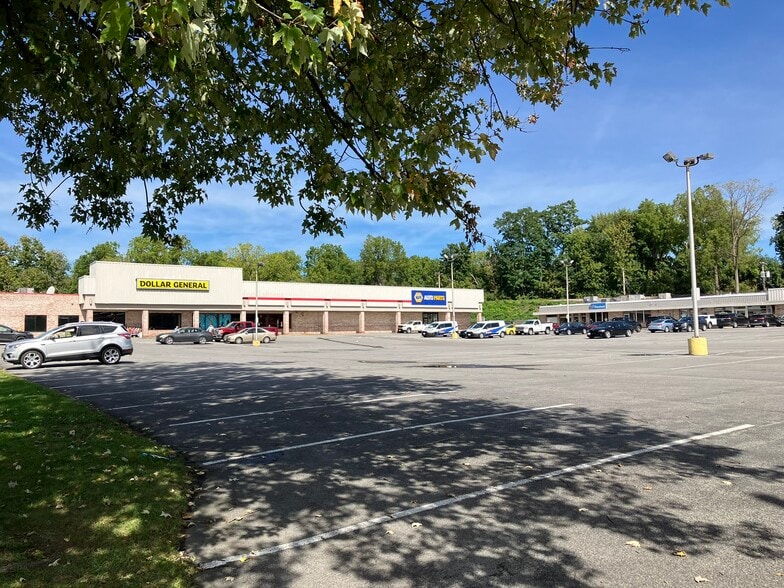 West Ave Plaza portefeuille de 2 propriétés à vendre sur LoopNet.ca - Photo du bâtiment - Image 1 de 4