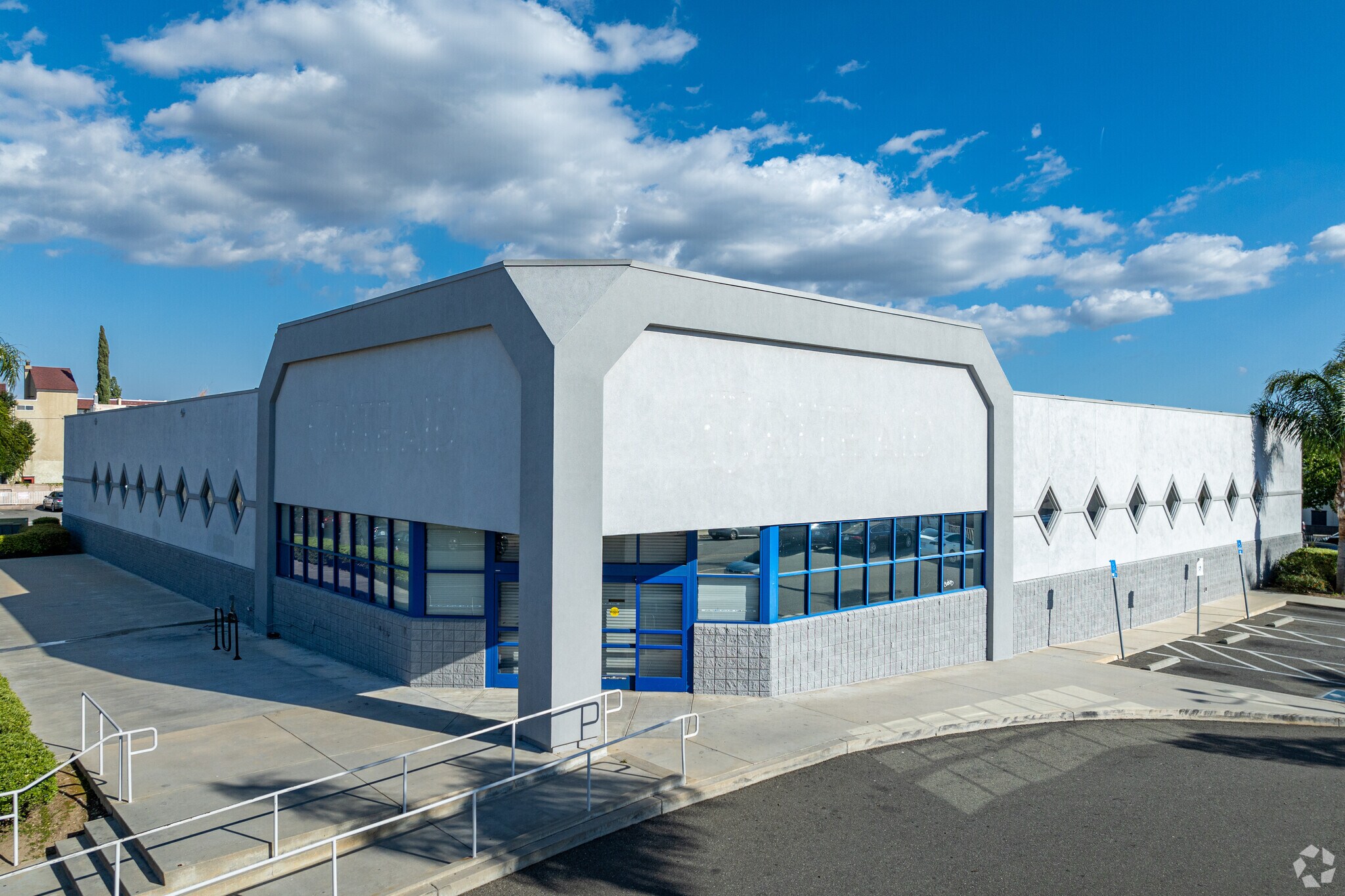 18444 Plummer St, Northridge, CA à vendre Photo du bâtiment- Image 1 de 7