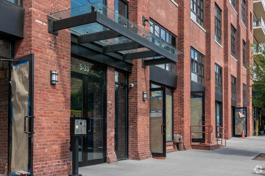 5-33 48th Ave, Long Island City, NY à vendre - Photo du bâtiment - Image 3 de 6