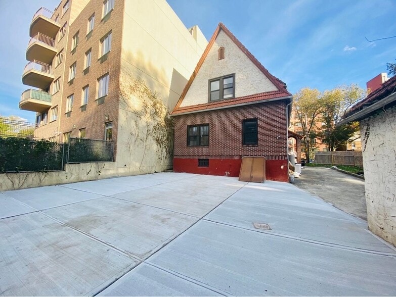 141-25 84th Dr, Briarwood, NY for sale - Primary Photo - Image 1 of 6