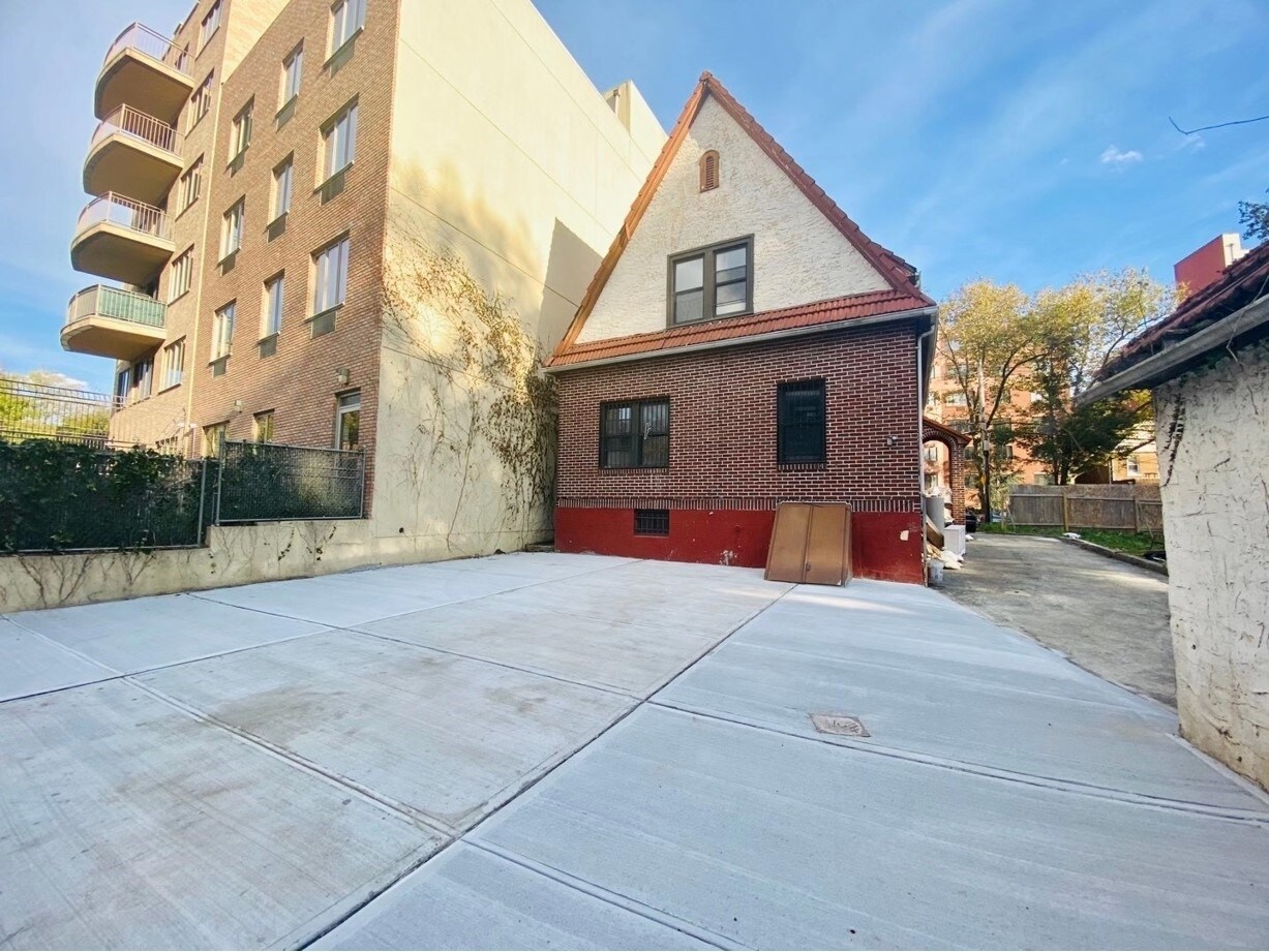 141-25 84th Dr, Briarwood, NY for sale Primary Photo- Image 1 of 7