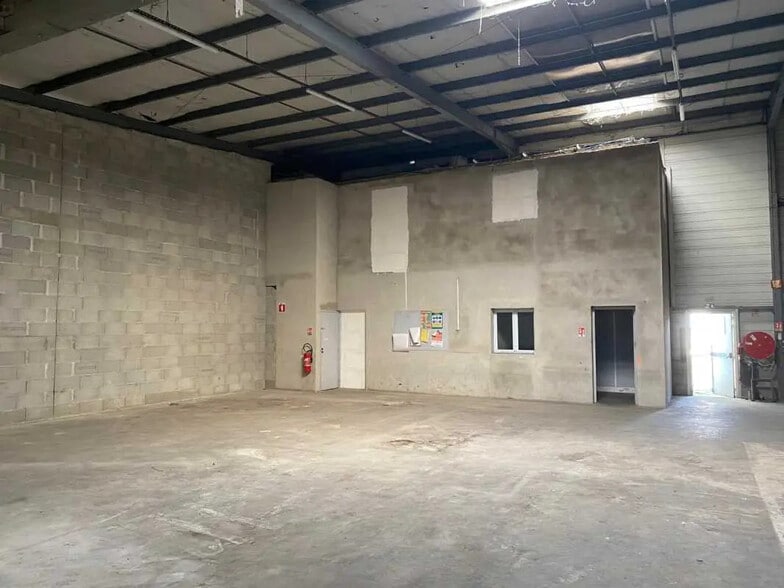 Office in Toussieu for lease - Interior Photo - Image 2 of 7