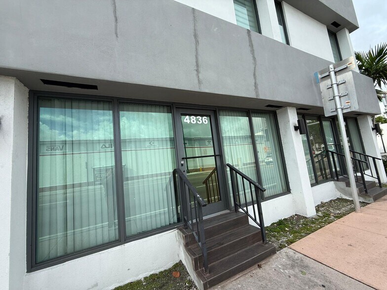 801 Monterey St, Coral Gables, FL à louer - Photo du bâtiment - Image 2 de 25