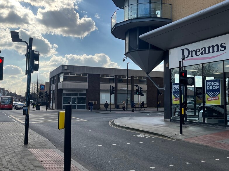 72-74 High St, Feltham for lease - Building Photo - Image 2 of 5