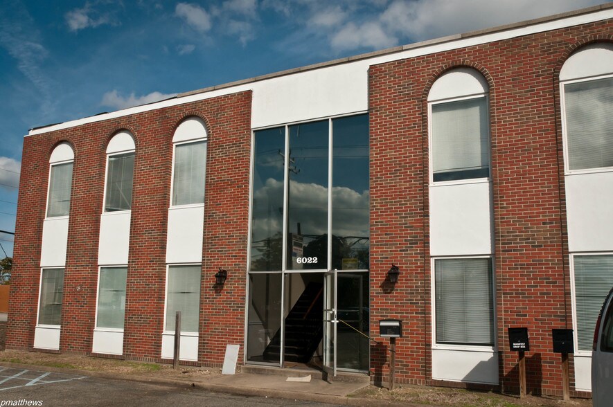 6022 Jefferson Ave, Newport News, VA à louer - Photo du bâtiment - Image 2 de 8