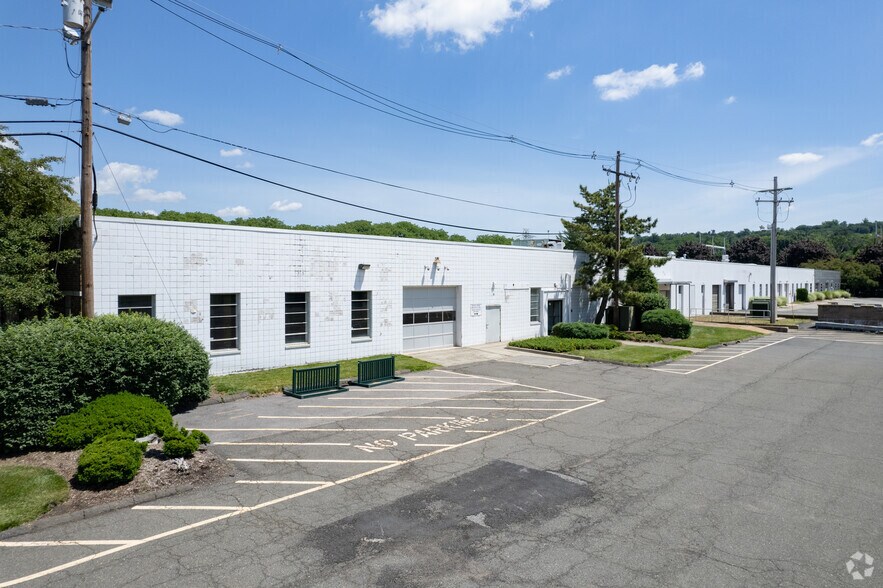 16 McKee Dr, Mahwah, NJ for lease - Building Photo - Image 3 of 7