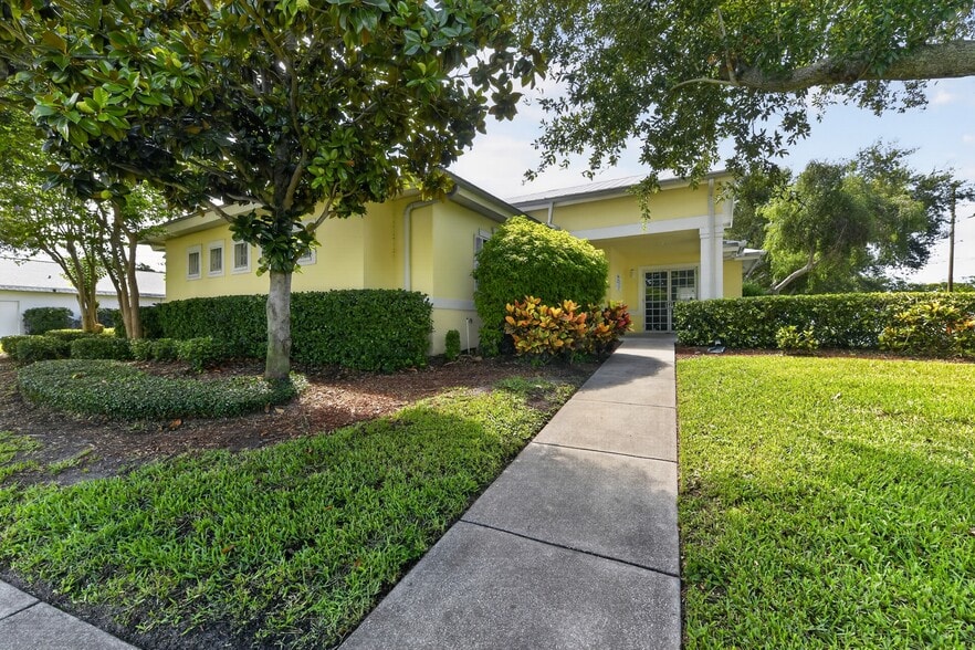 2555 Pinellas Point Dr S, Saint Petersburg, FL à vendre - Photo du bâtiment - Image 3 de 48