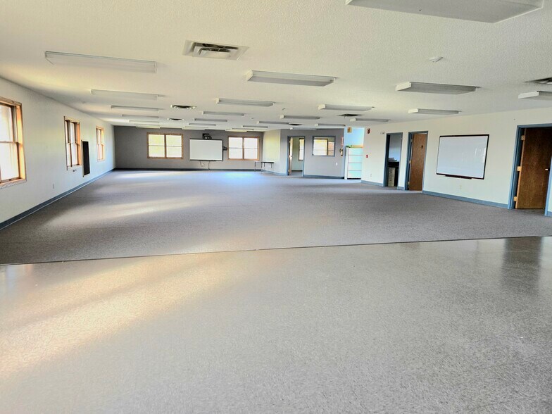 110 Bierman Rd, Epworth, IA for lease - Interior Photo - Image 3 of 6