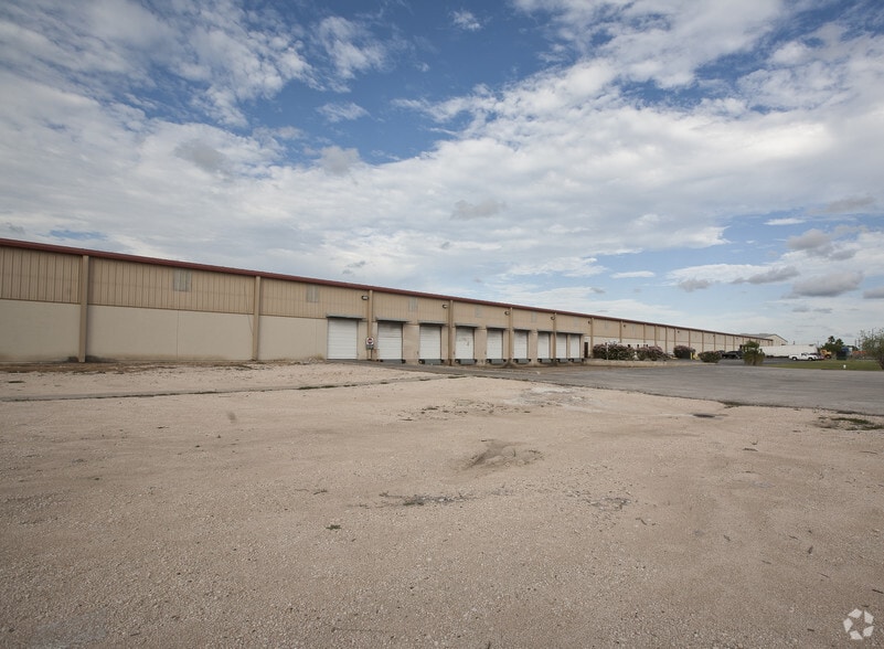 2705 Quality Ln, Brownsville, TX for lease - Building Photo - Image 2 of 5