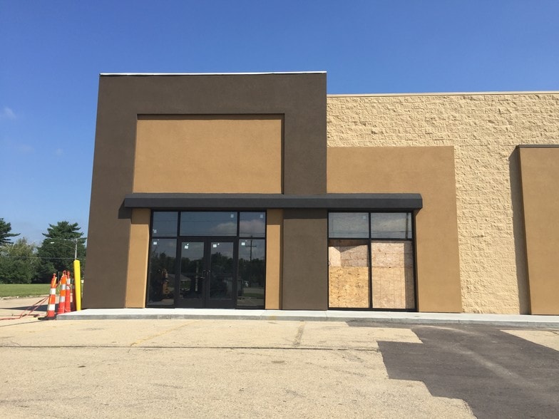 2808-2900 S 25th St, Clinton, IA for lease - Building Photo - Image 2 of 15