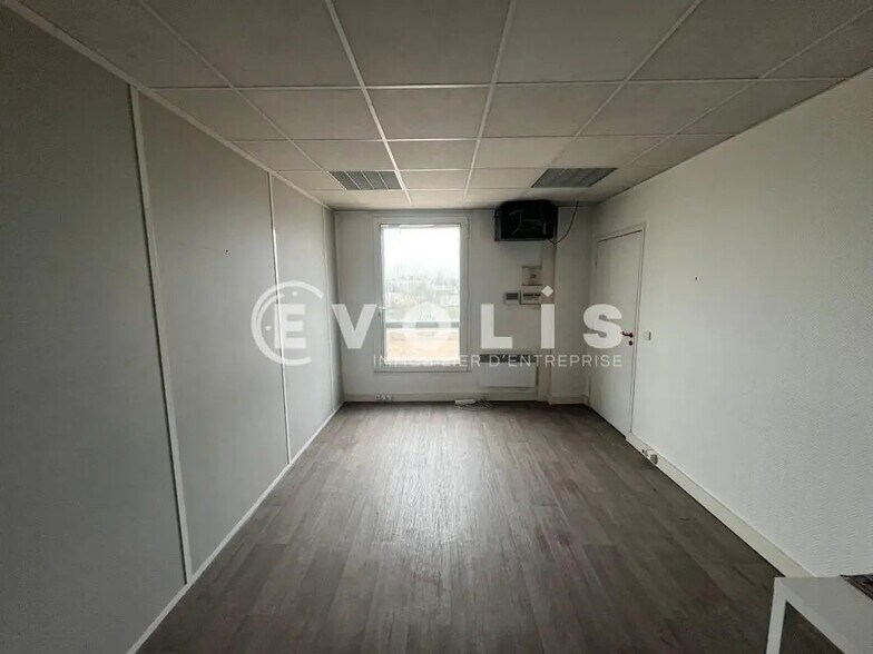 Office in Valenton for lease - Building Photo - Image 3 of 13