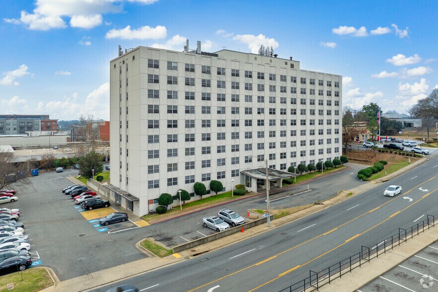 6115 W Markham St, Little Rock, AR à louer - Photo du bâtiment - Image 2 de 5