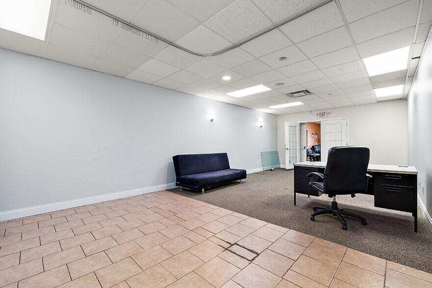 1681 E Auburn Rd, Rochester Hills, MI à vendre - Photo intérieure - Image 2 de 9