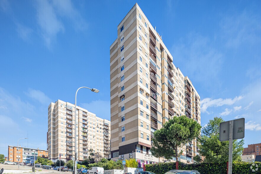 Avenida De Rafael Alberti, 16-18, Madrid, Madrid à louer - Photo du bâtiment - Image 2 de 7