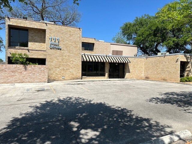 111 W Olmos Dr, San Antonio, TX à louer - Photo du bâtiment - Image 3 de 4