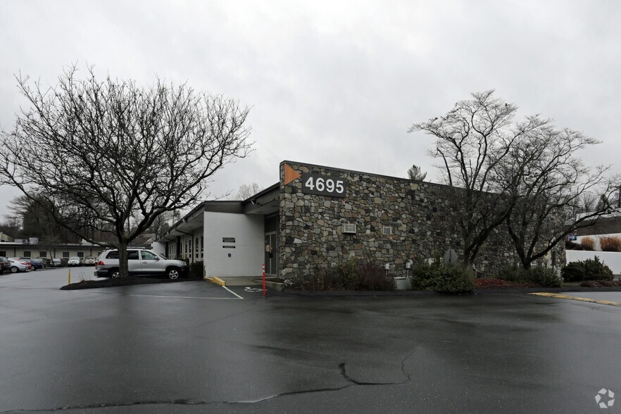 4695-4697 Main St, Bridgeport, CT à louer - Photo principale - Image 1 de 3