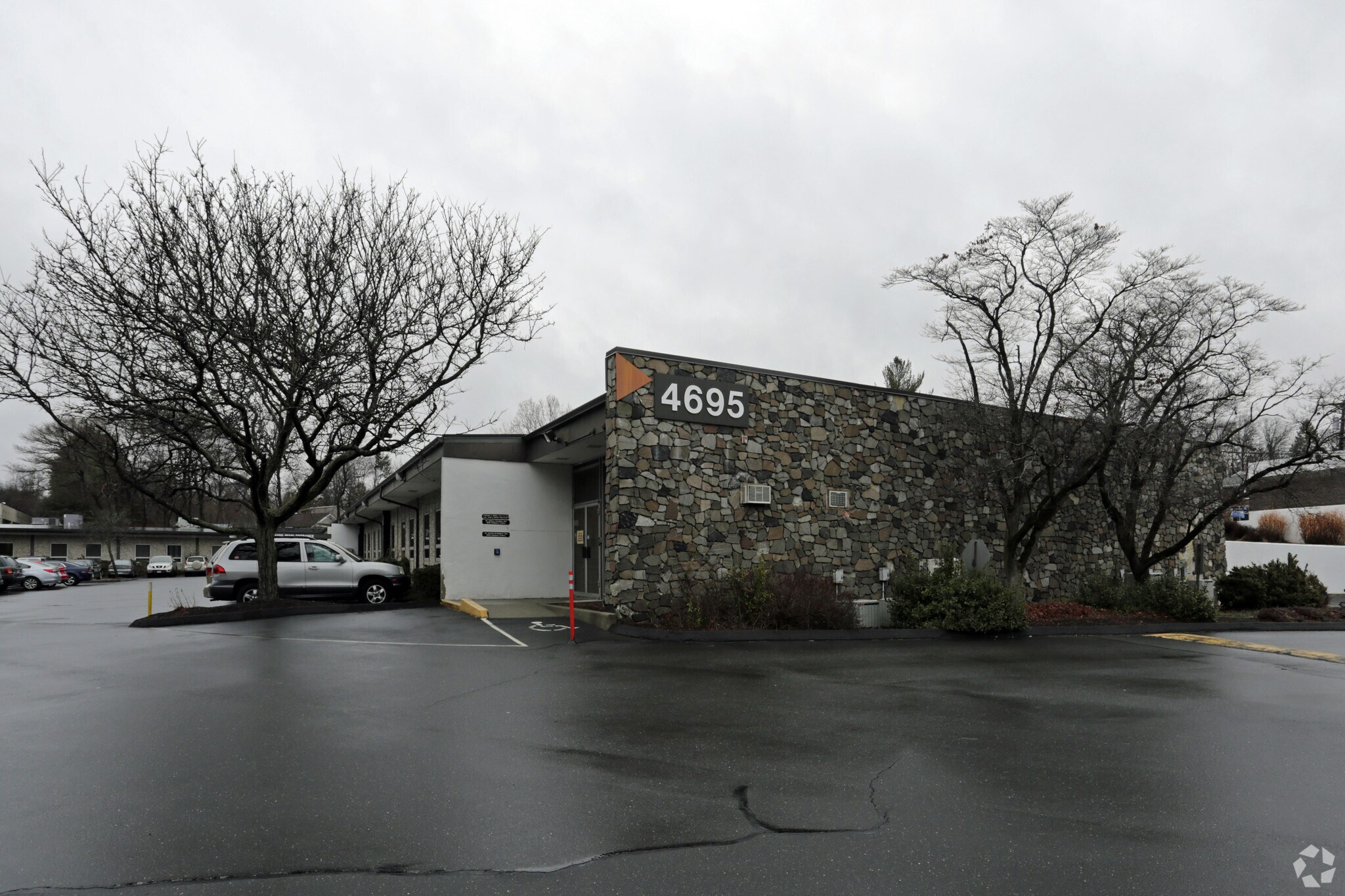 4695-4697 Main St, Bridgeport, CT à louer Photo principale- Image 1 de 4