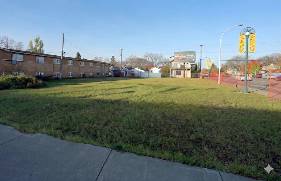 11042 124th St NW, Edmonton, AB à vendre - Photo du bâtiment - Image 2 de 3