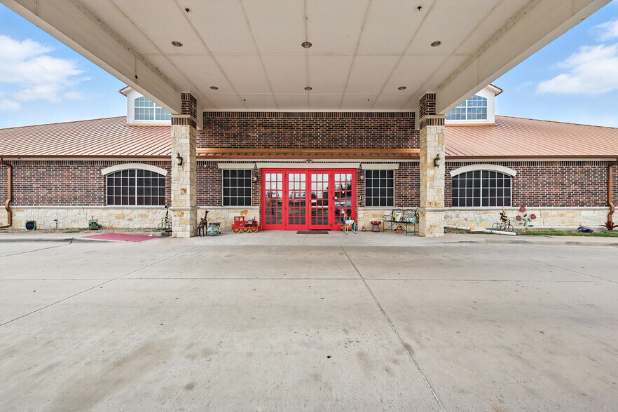 1700 Cedar Run, Ennis, TX à vendre - Photo du bâtiment - Image 2 de 66