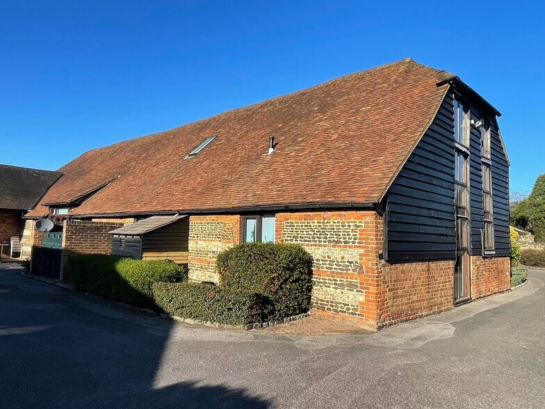 Grange Rd, Tongham à louer - Photo du bâtiment - Image 2 de 3