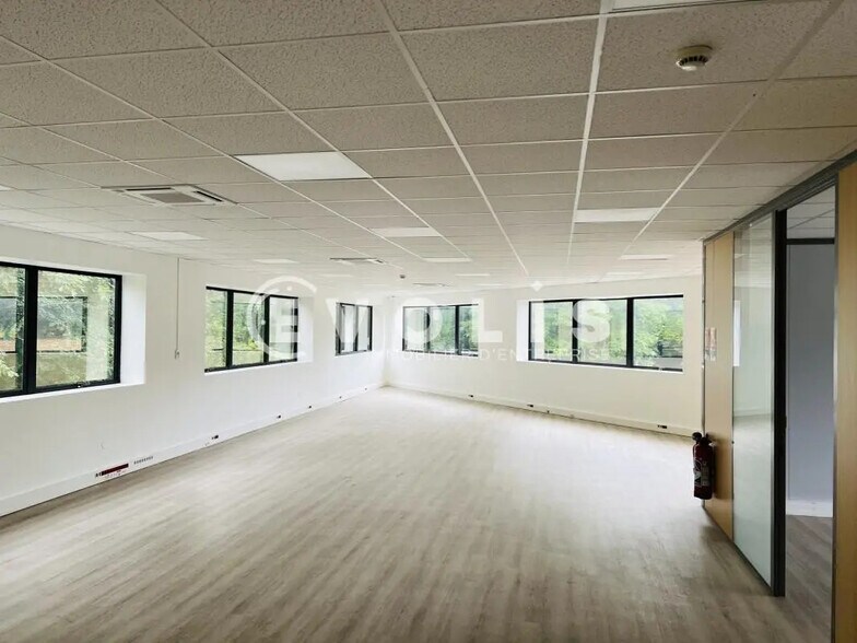 Office in Champs-sur-Marne for lease - Interior Photo - Image 3 of 9