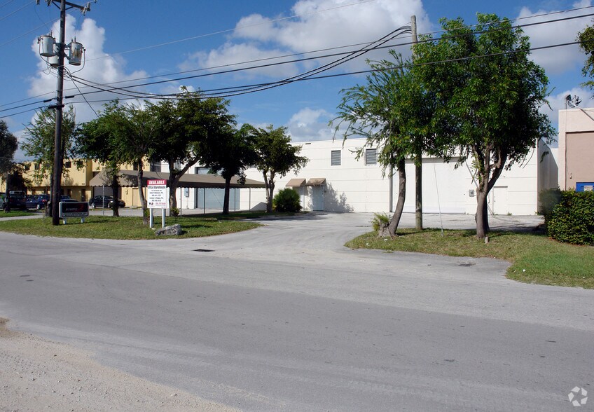 8111-8113 NW 54th St, Miami, FL à louer - Photo principale - Image 1 de 21