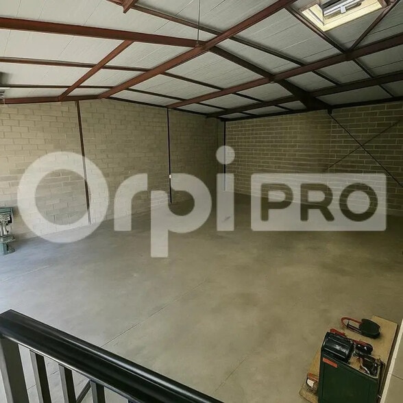 Flex in Reims for lease - Interior Photo - Image 3 of 7