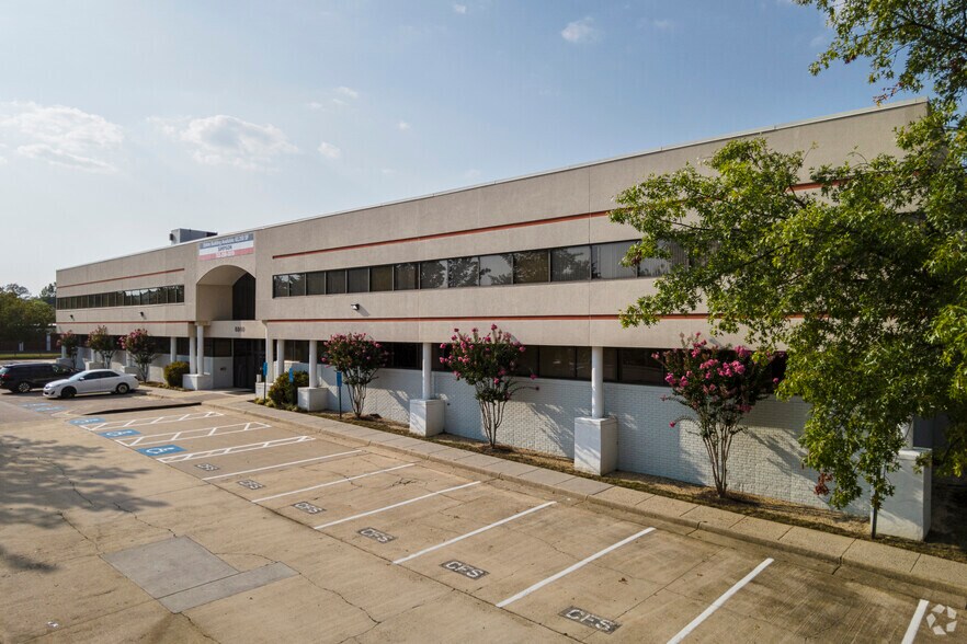 6860 Commercial Dr, Springfield, VA à louer - Photo du bâtiment - Image 2 de 5