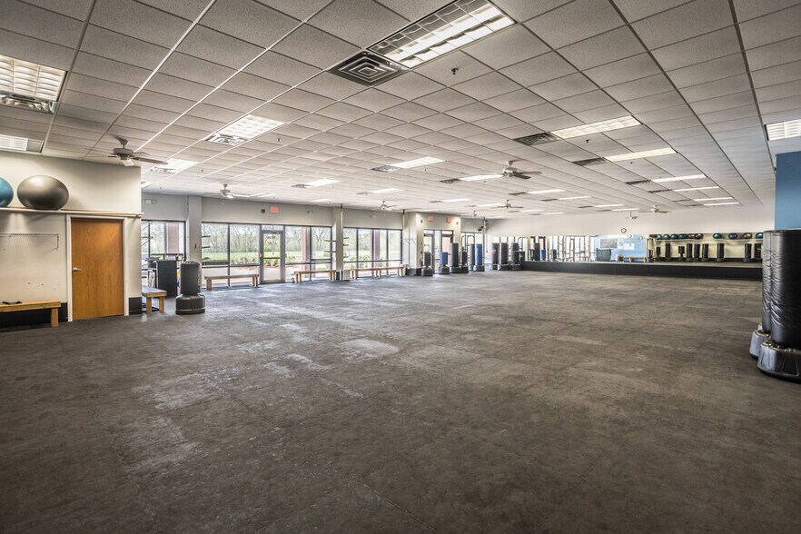 3821 - 3855 121st St, Urbandale, IA à vendre - Photo intérieure - Image 2 de 8