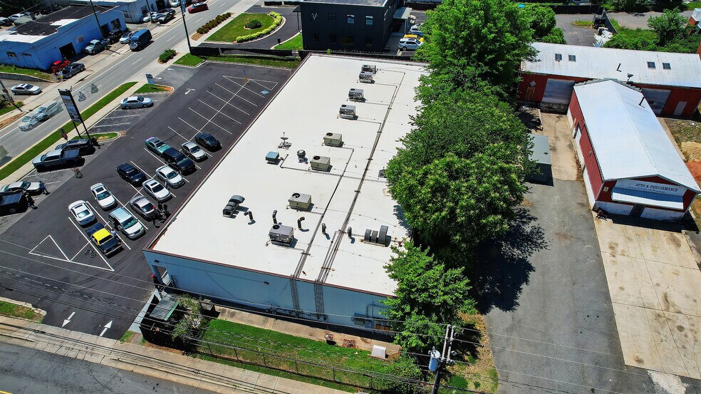 2417 N Tryon St, Charlotte, NC à louer - Photo du bâtiment - Image 2 de 8