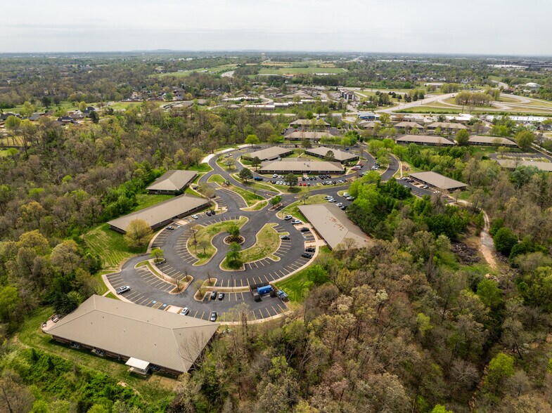 1005 Beau Terre Dr, Bentonville, AR à louer - Photo du bâtiment - Image 2 de 20