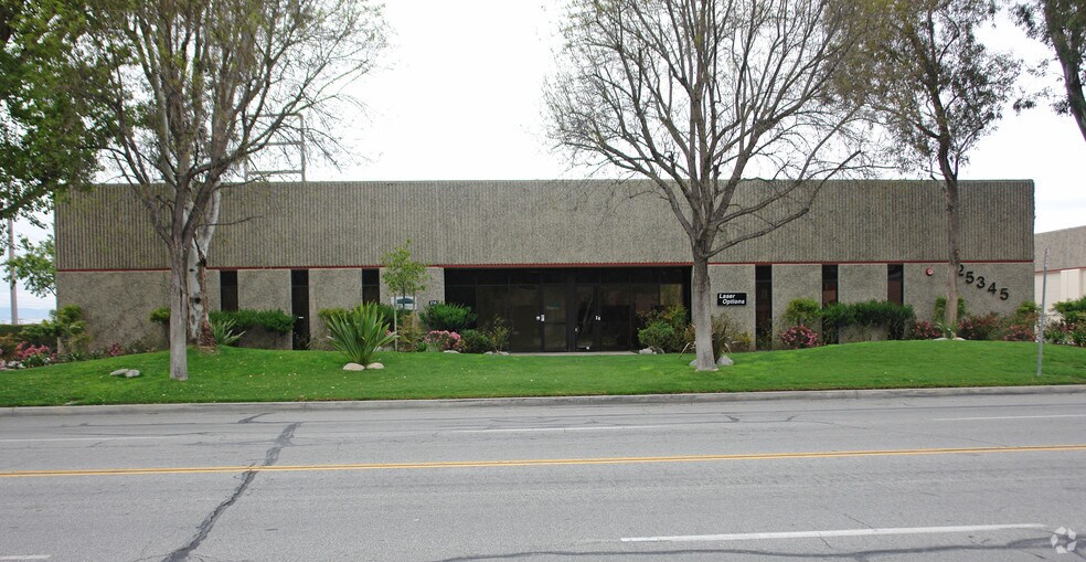 25345 Avenue Stanford, Valencia, CA à louer - Photo du bâtiment - Image 2 de 5