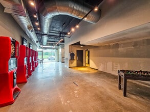 2929 California Plz, Omaha, NE for lease Interior Photo- Image 1 of 4