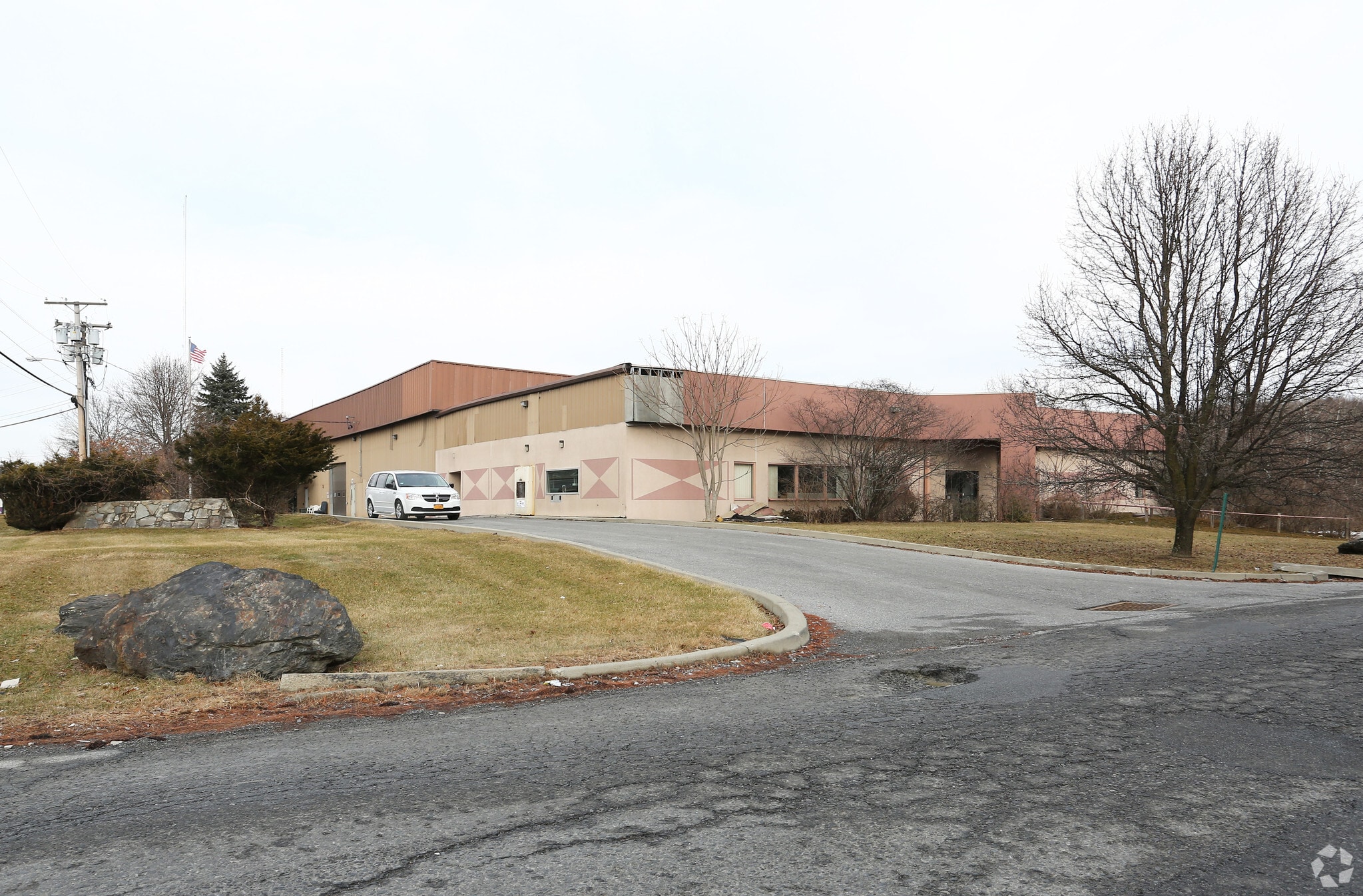 10-14 Tucker Dr, Poughkeepsie, NY à louer Photo principale- Image 1 de 12