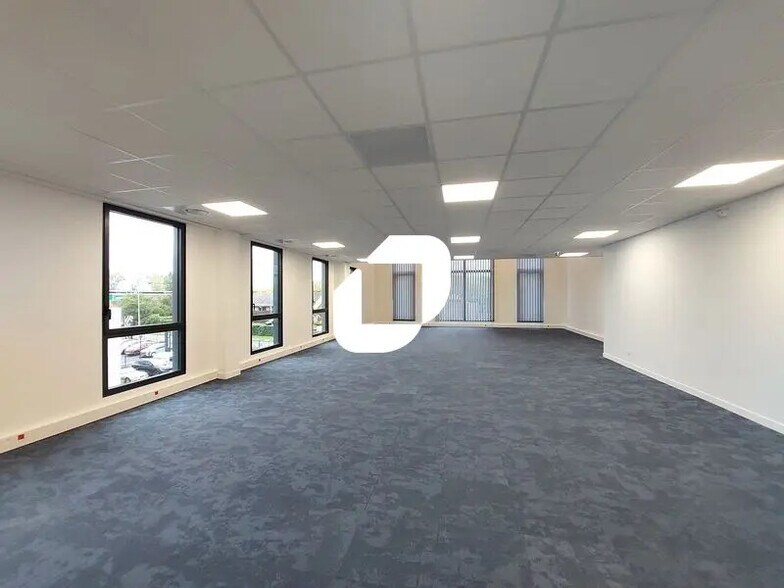 Office in Plaisir for lease - Building Photo - Image 3 of 12