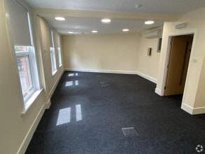 121 George Ln, London for lease Interior Photo- Image 2 of 10