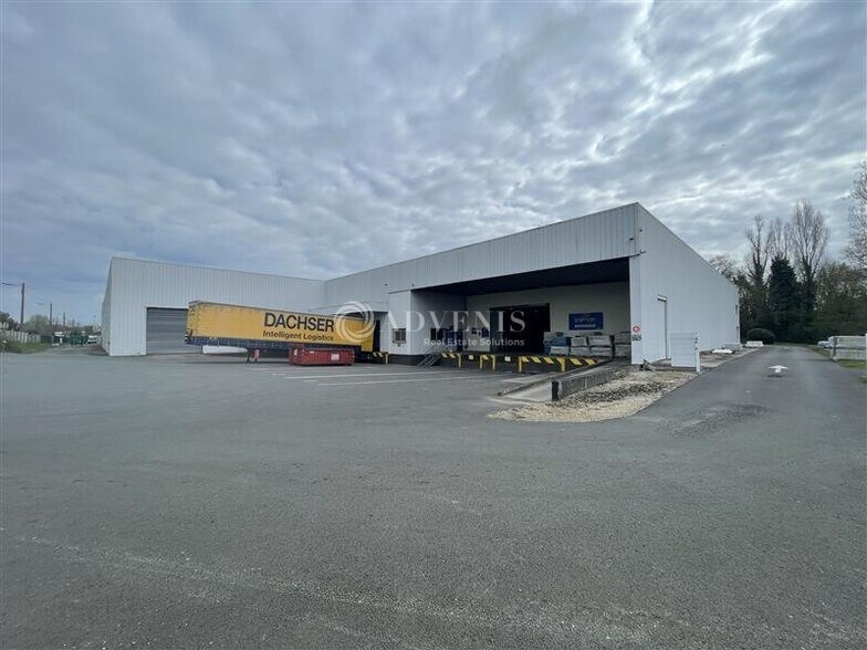 Industrial in Carbon-Blanc for lease - Building Photo - Image 1 of 12