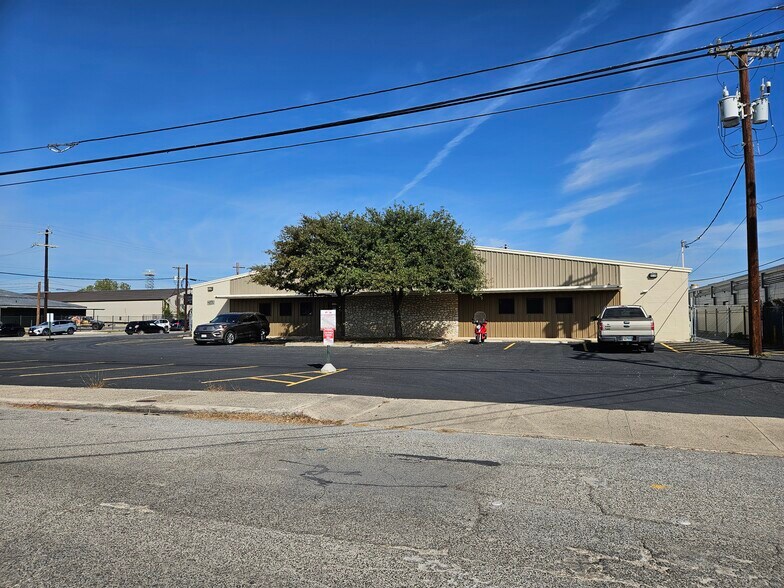 2103 Danbury St, San Antonio, TX à louer - Photo du bâtiment - Image 1 de 15