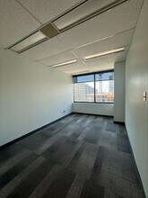 180 Dundas St W, Toronto, ON à louer Photo intérieure- Image 2 de 7