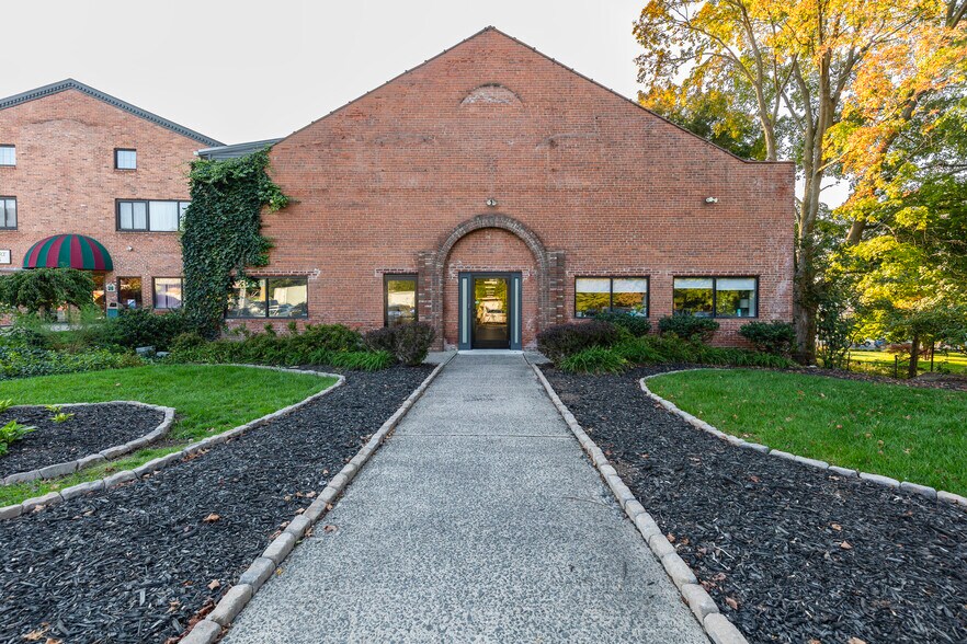 35 N Main St, Southington, CT for lease - Building Photo - Image 3 of 22