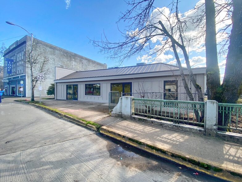 303 E Main St, Cottage Grove, OR for lease - Building Photo - Image 1 of 4