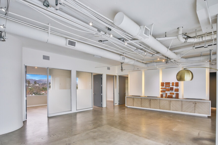 3rd & Crescent Heights portfolio of 2 properties for sale on LoopNet.ca - Interior Photo - Image 2 of 6