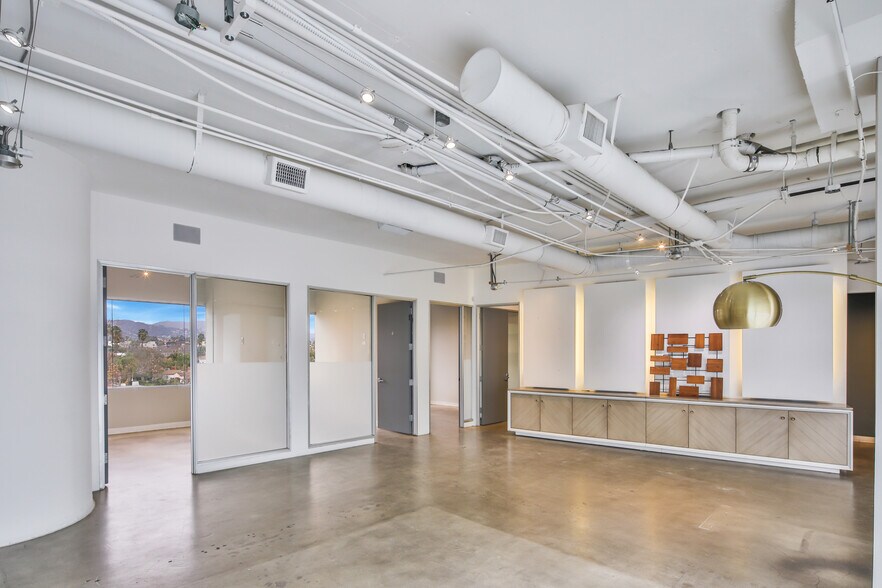 3rd & Crescent Heights portefeuille de 2 propriétés à vendre sur LoopNet.ca - Photo intérieure - Image 2 de 6